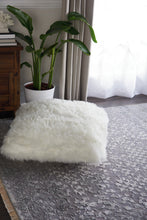 Load image into Gallery viewer, Mina Victory Fur Remen Poly Faux Fur White Cube FL100 26&quot; x 26&quot;
