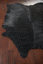 Load image into Gallery viewer, Mina Victory Crocodile Print Black Couture Rug BR700 5&#39;X7&#39;

